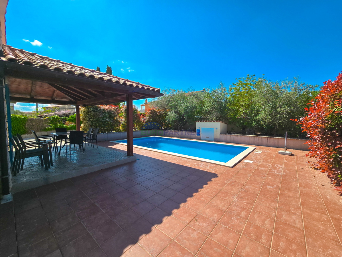 Višnjan, casa mediterranea con piscina e barbecue esterno