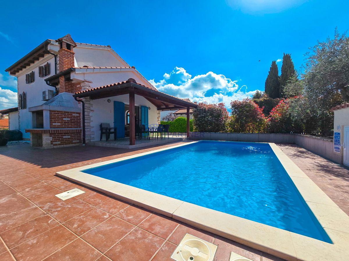 Višnjan, casa mediterranea con piscina e barbecue esterno
