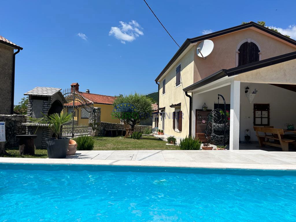 Splendidamente decorata casa con piscina, in vendita