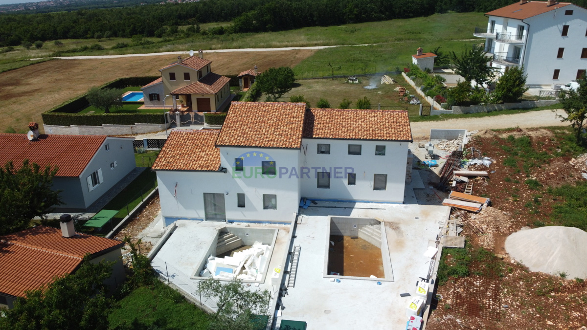 Casa bifamiliare in una bella posizione vicino a Parenzo