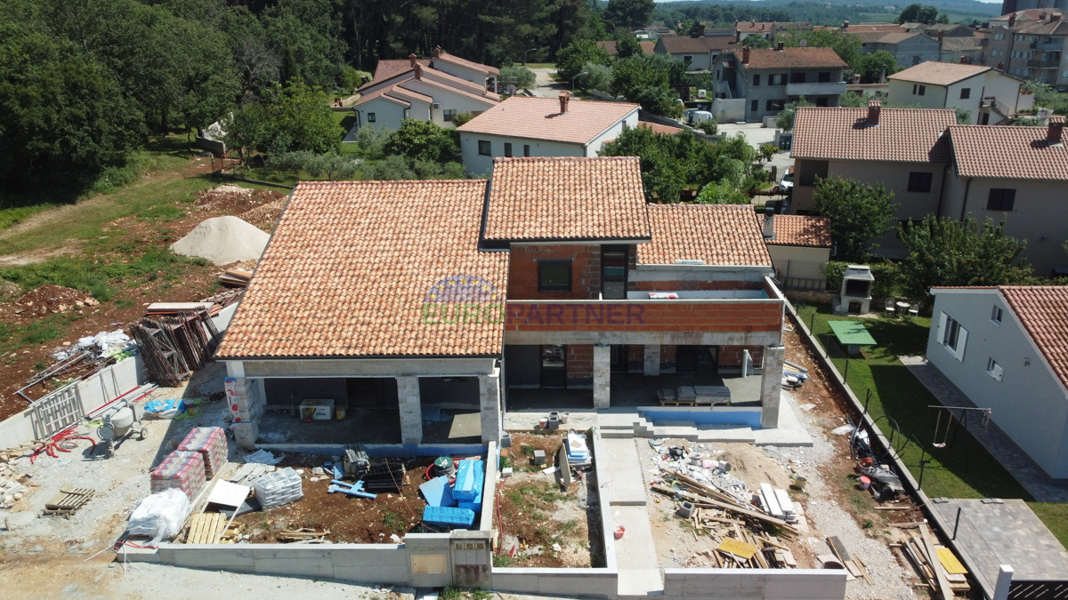 Casa bifamiliare in una bella posizione vicino a Parenzo