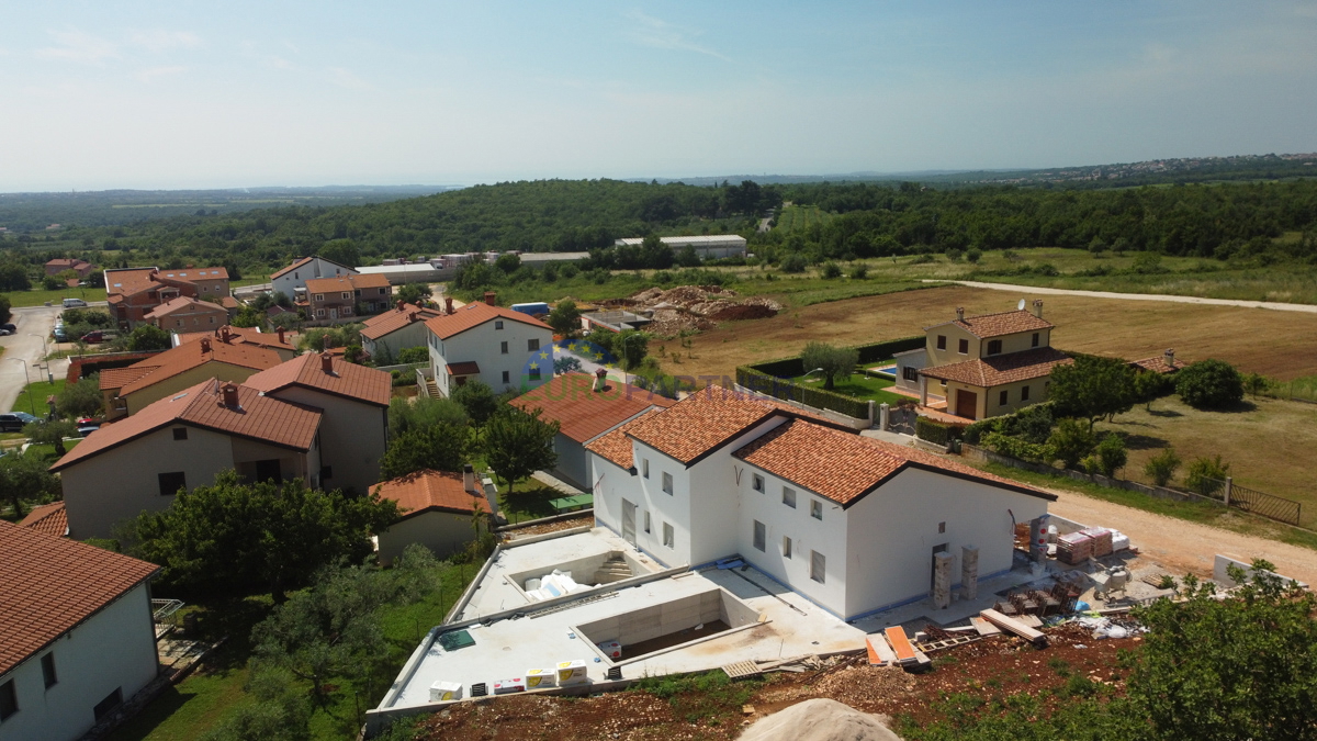 Casa bifamiliare in una bella posizione vicino a Parenzo