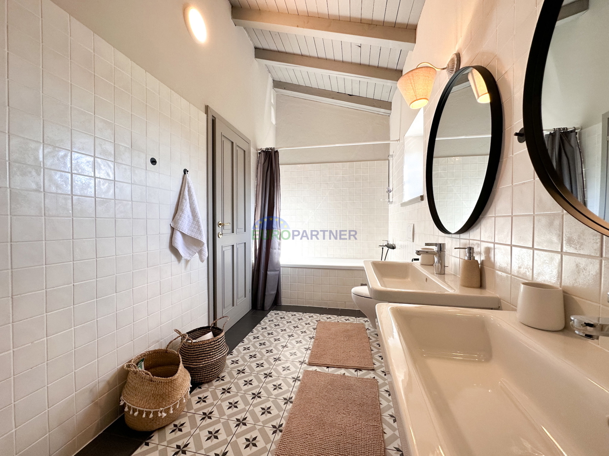 Casa in pietra con vista mare, zona Parenzo