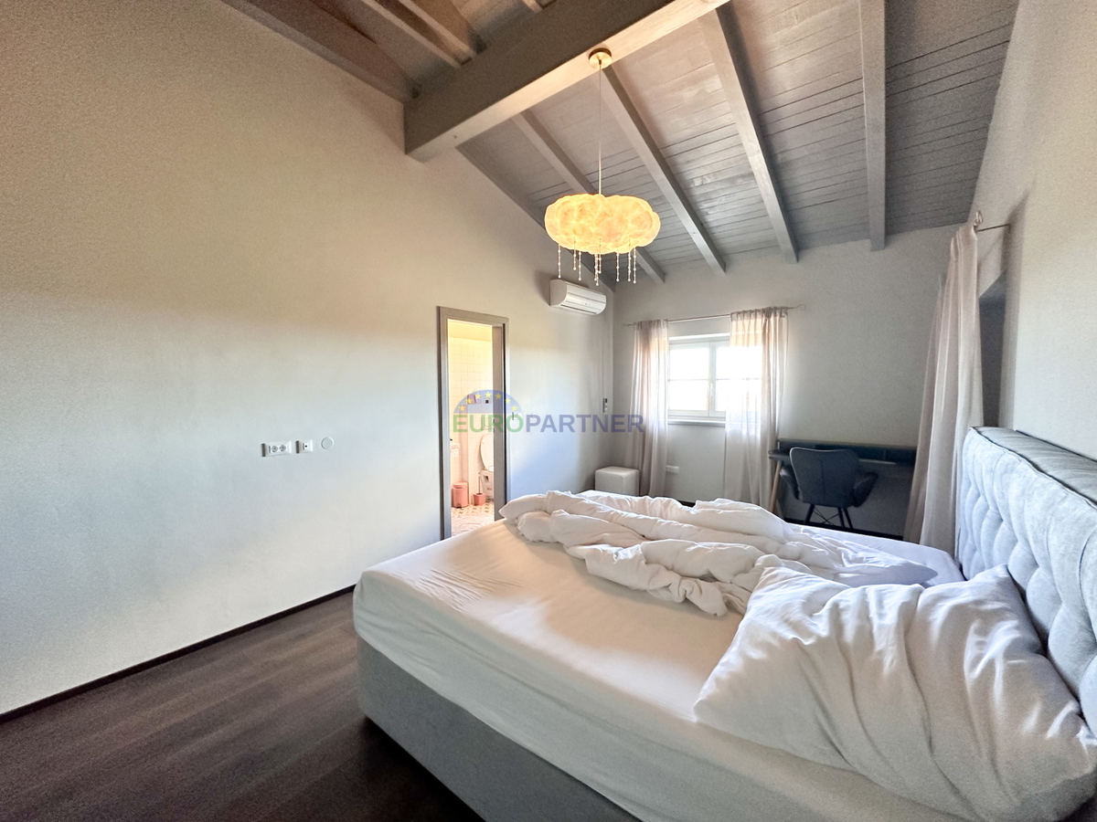 Casa in pietra con vista mare, zona Parenzo