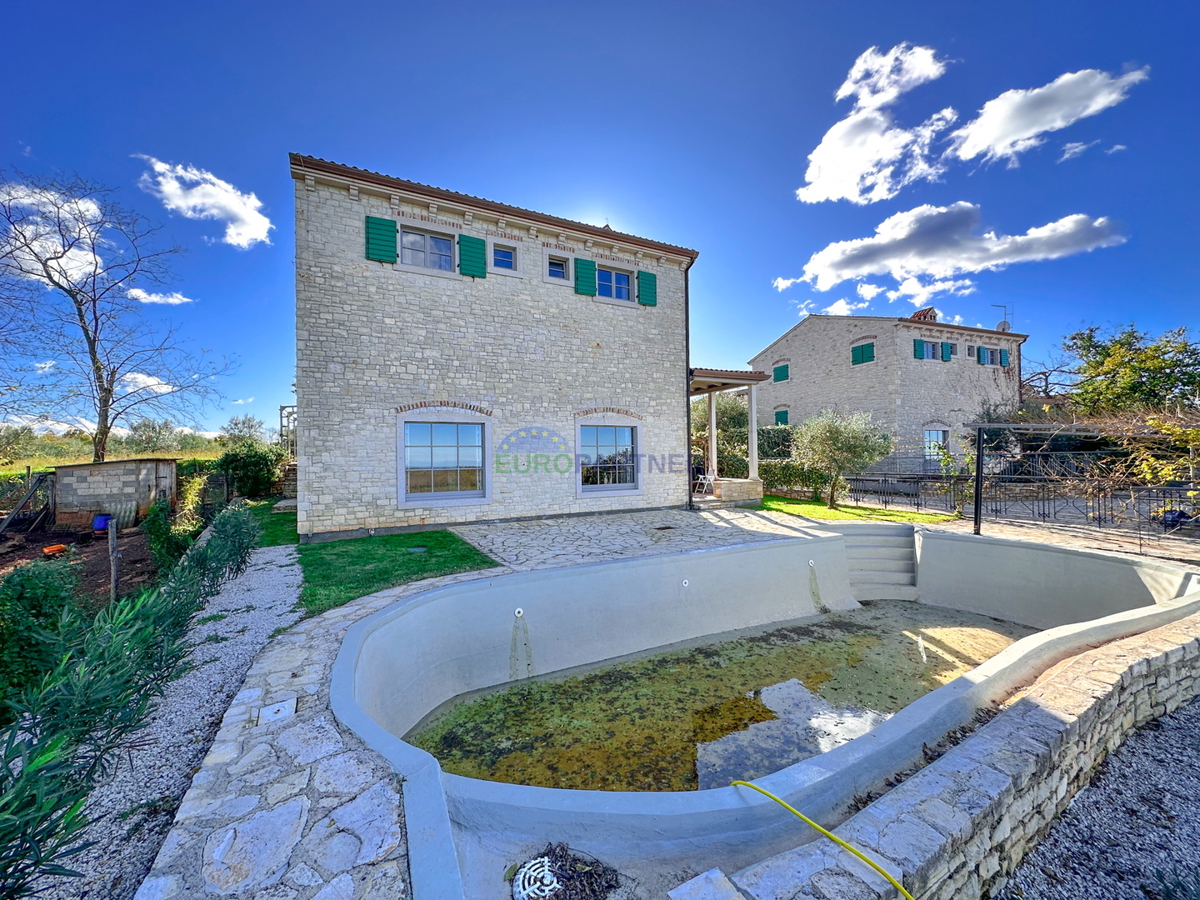 Casa in pietra con vista mare, zona Parenzo