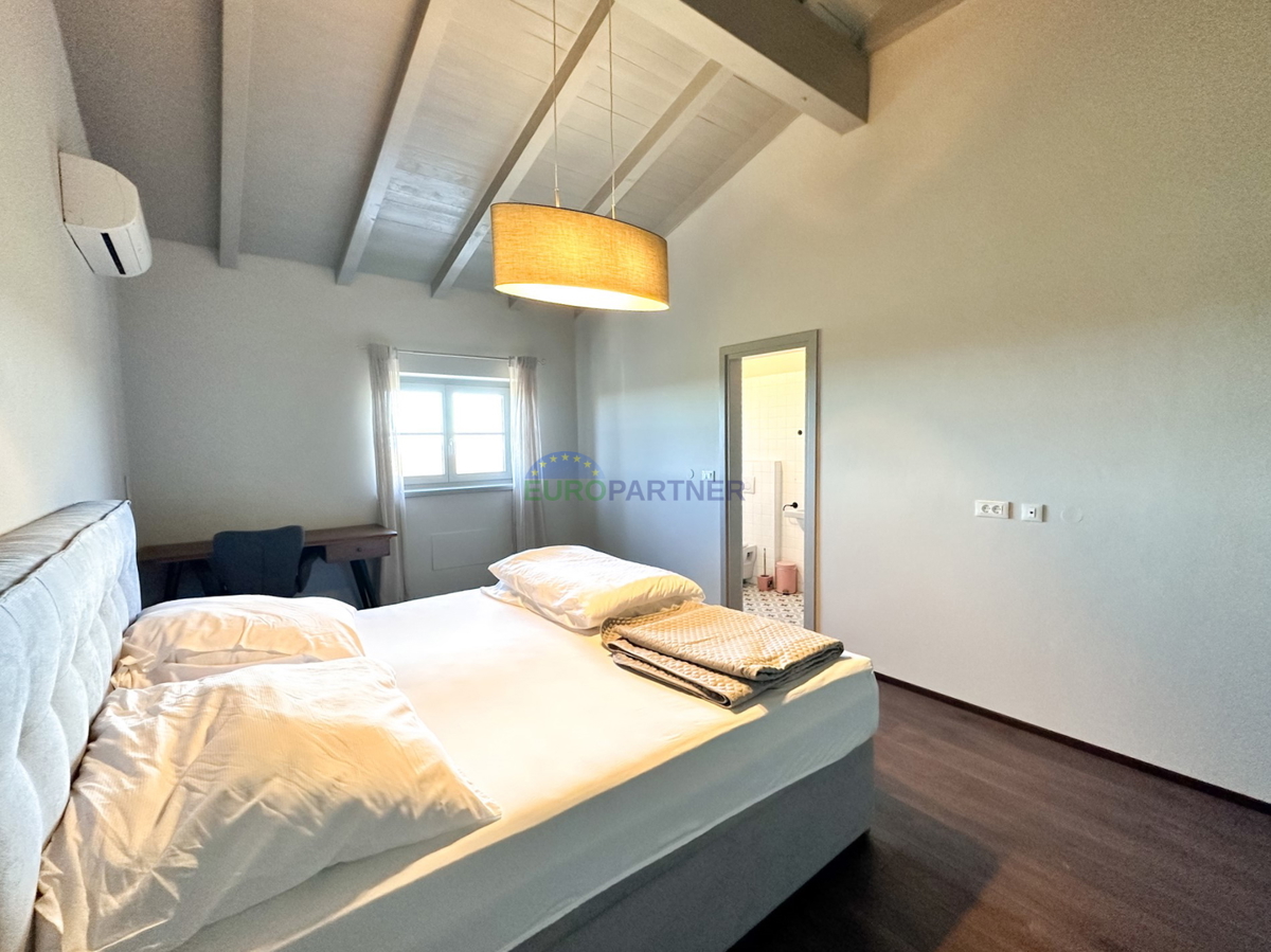 Casa in pietra con vista mare, zona Parenzo