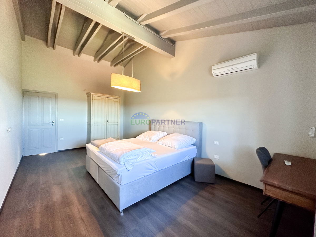 Casa in pietra con vista mare, zona Parenzo