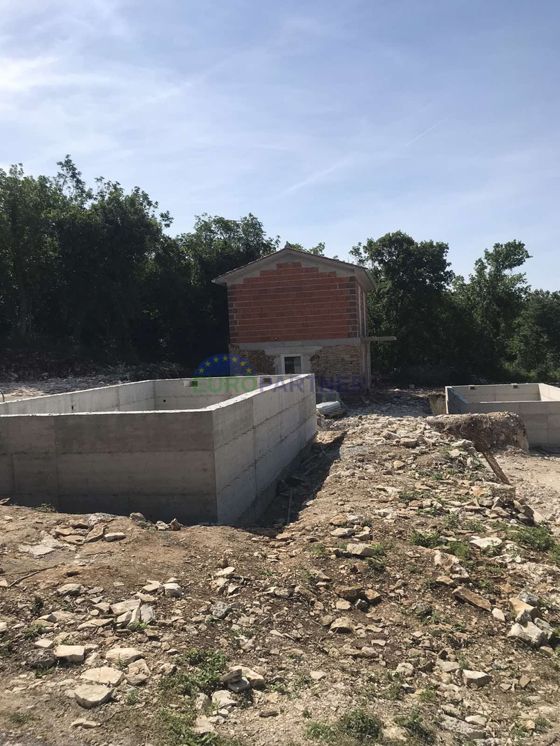 Una casa in pietra nelle vicinanze di Albona con vista sul mare e piscina