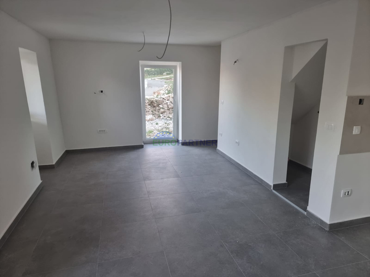 Una casa in pietra nelle vicinanze di Albona con vista sul mare e piscina