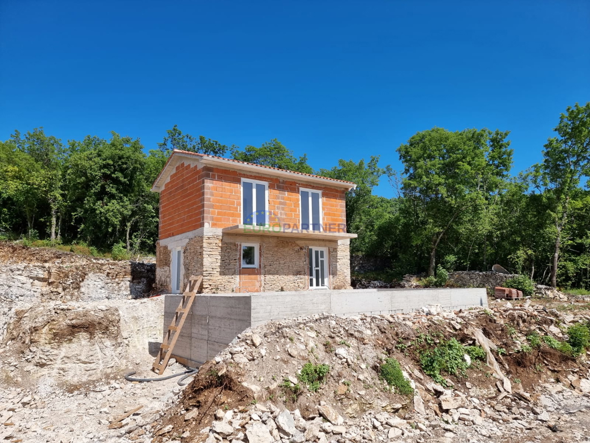 Una casa in pietra nelle vicinanze di Albona con vista sul mare e piscina