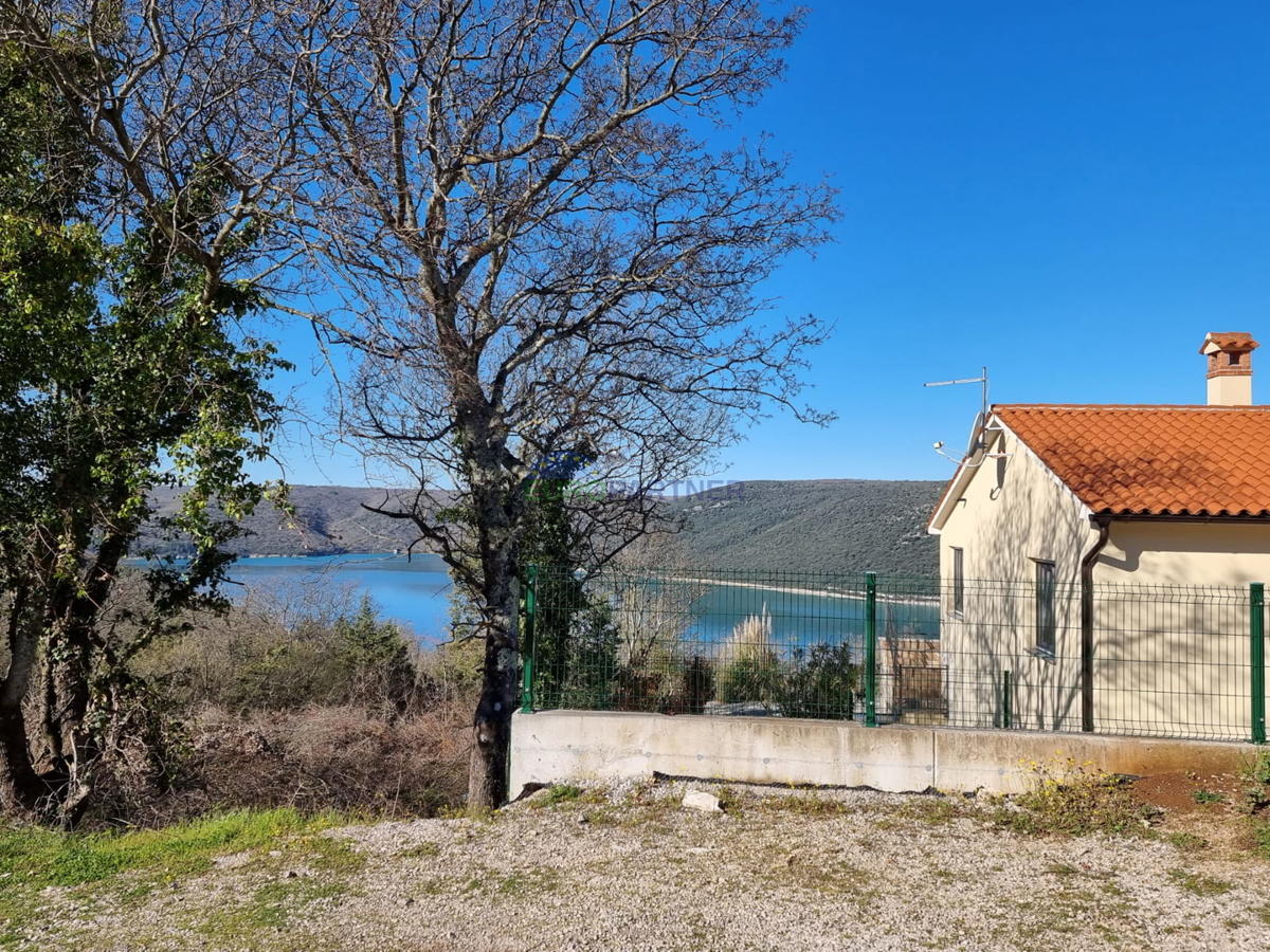 Una casa in pietra nelle vicinanze di Albona con vista sul mare e piscina