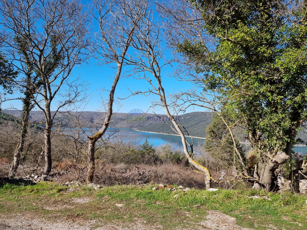 Una casa in pietra nelle vicinanze di Albona con vista sul mare e piscina