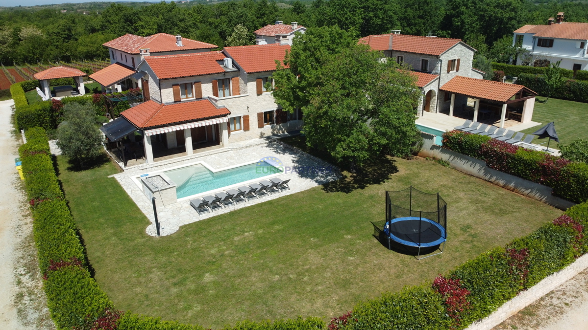 ESCLUSIVA - Nuova villa in pietra con piscina circondata dalla natura, Visignano