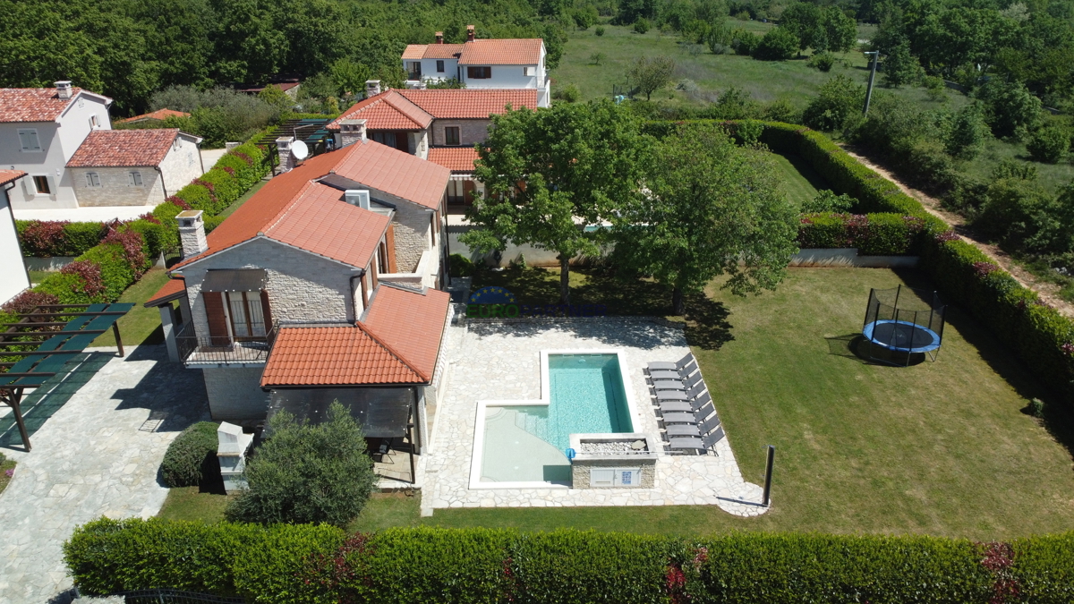 ESCLUSIVA - Nuova villa in pietra con piscina circondata dalla natura, Visignano