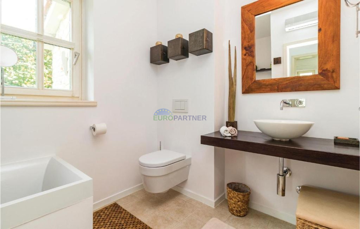 Bellissima villa mediterranea con vista sulla natura, nei dintorni di Poreč.