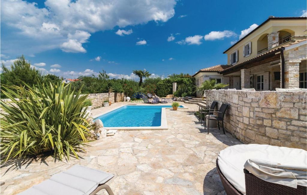Bellissima villa mediterranea con vista sulla natura, nei dintorni di Poreč.