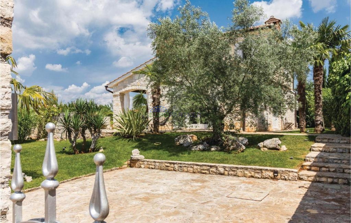 Bellissima villa mediterranea con vista sulla natura, nei dintorni di Poreč.
