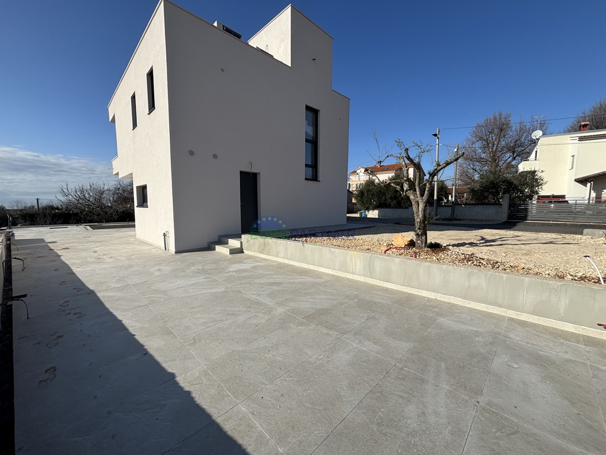 Istria, okolica Poreča, predivna moderna kuća s pogledom na more.