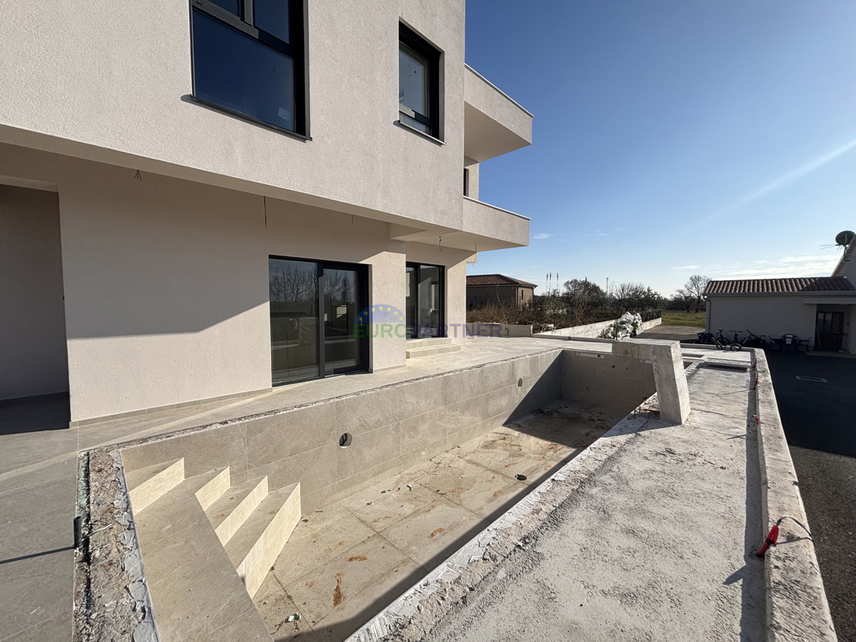 Istria, okolica Poreča, predivna moderna kuća s pogledom na more.