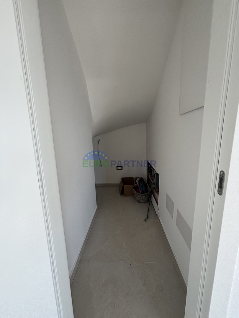 Istria, okolica Poreča, predivna moderna kuća s pogledom na more.