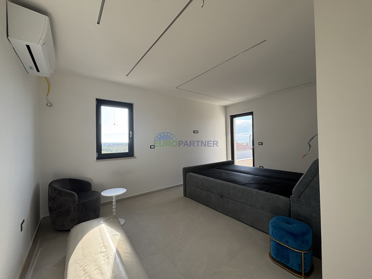 Istria, okolica Poreča, predivna moderna kuća s pogledom na more.