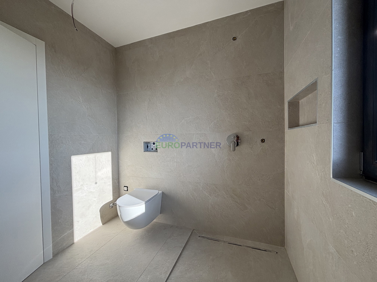 Istria, okolica Poreča, predivna moderna kuća s pogledom na more.