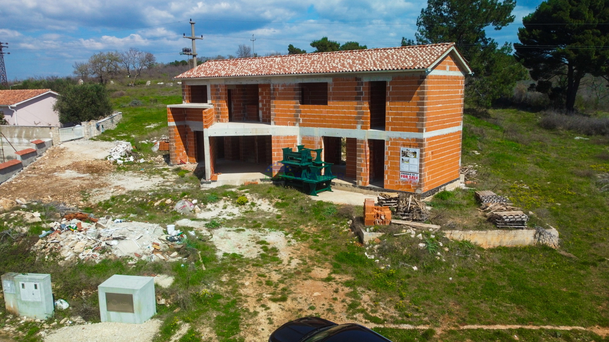 CASA IN FASE DI RUSTICO, periferia di Vrsar