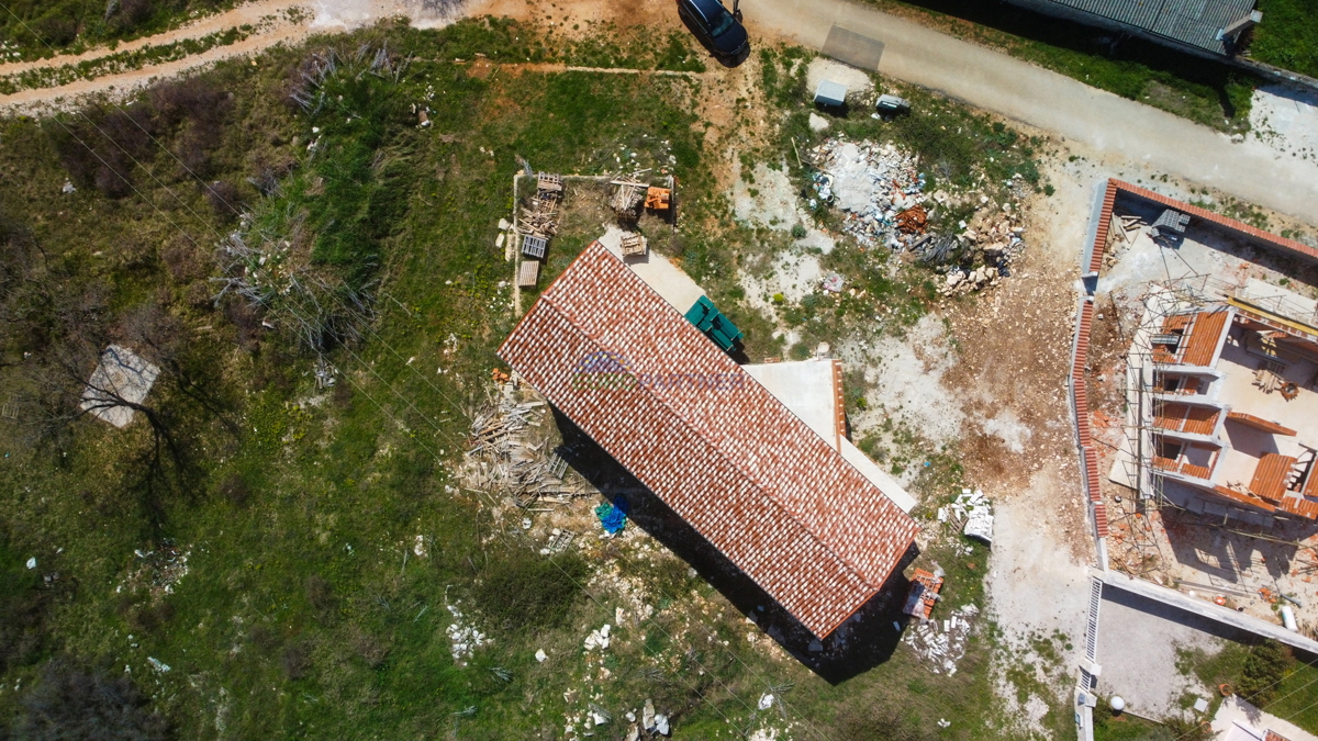 CASA IN FASE DI RUSTICO, periferia di Vrsar