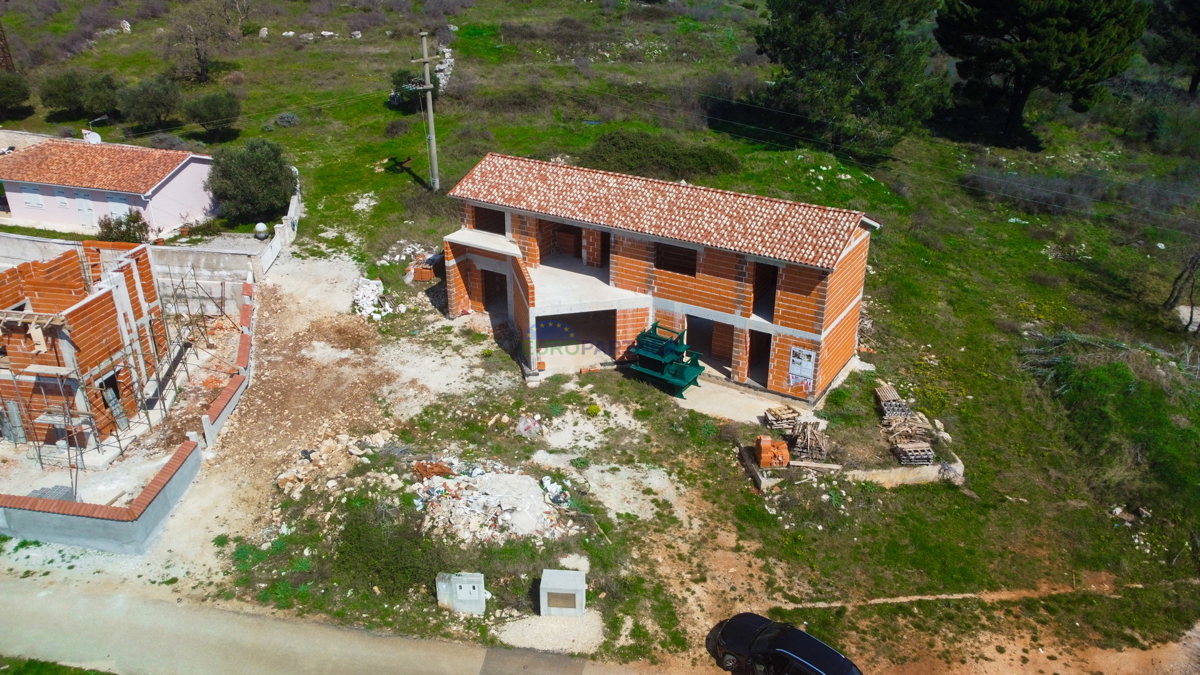 CASA IN FASE DI RUSTICO, periferia di Vrsar