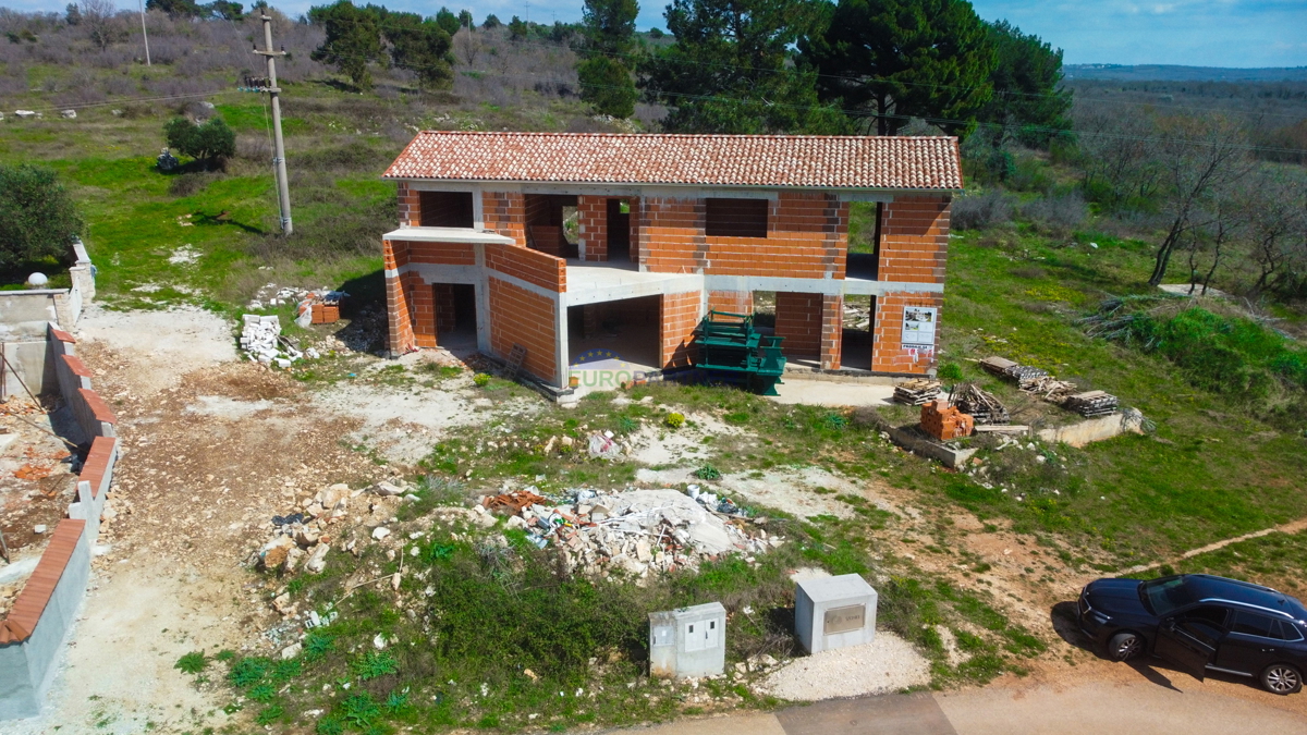 CASA IN FASE DI RUSTICO, periferia di Vrsar