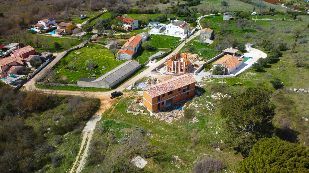 CASA IN FASE DI RUSTICO, periferia di Vrsar