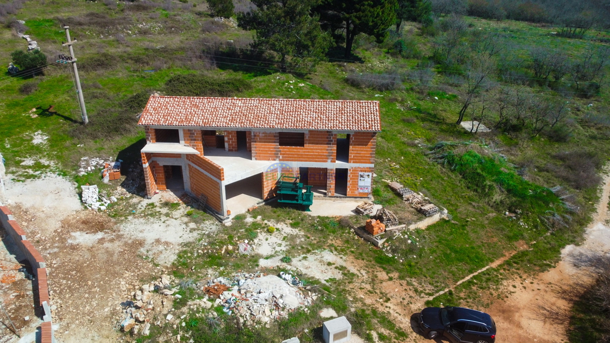 CASA IN FASE DI RUSTICO, periferia di Vrsar