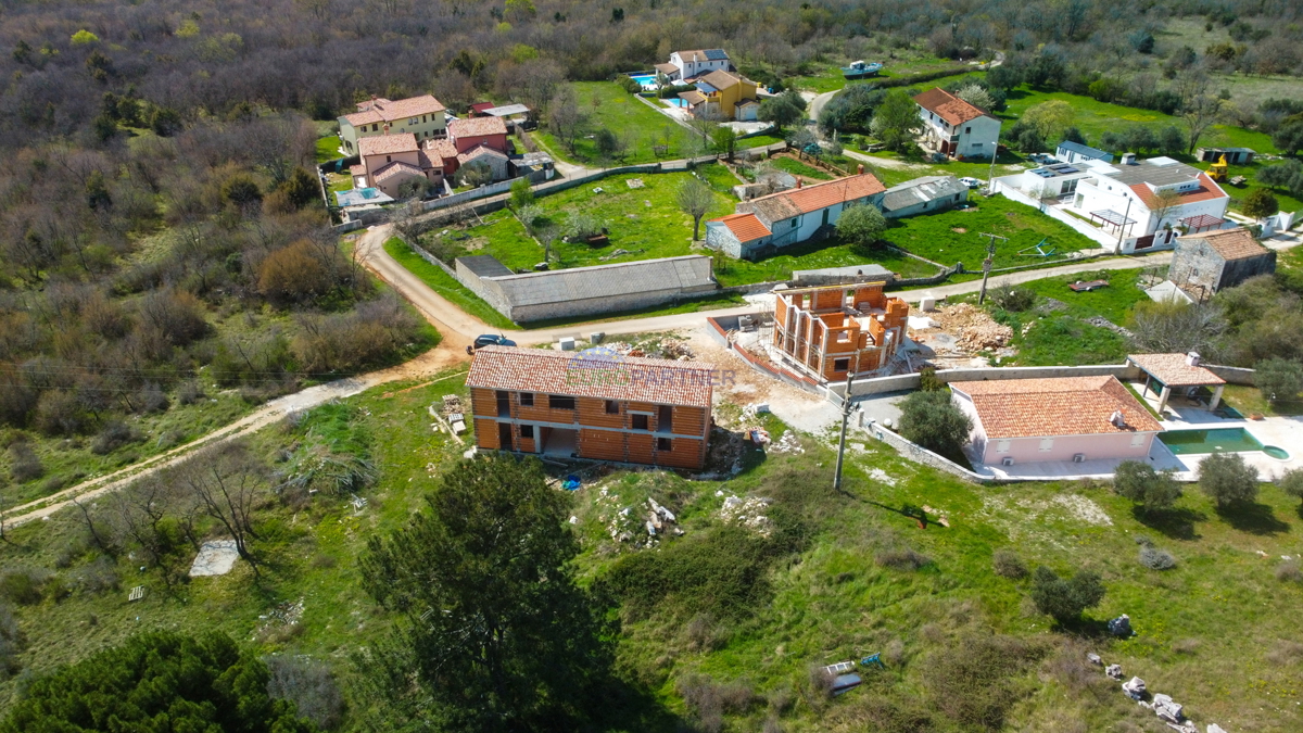 CASA IN FASE DI RUSTICO, periferia di Vrsar