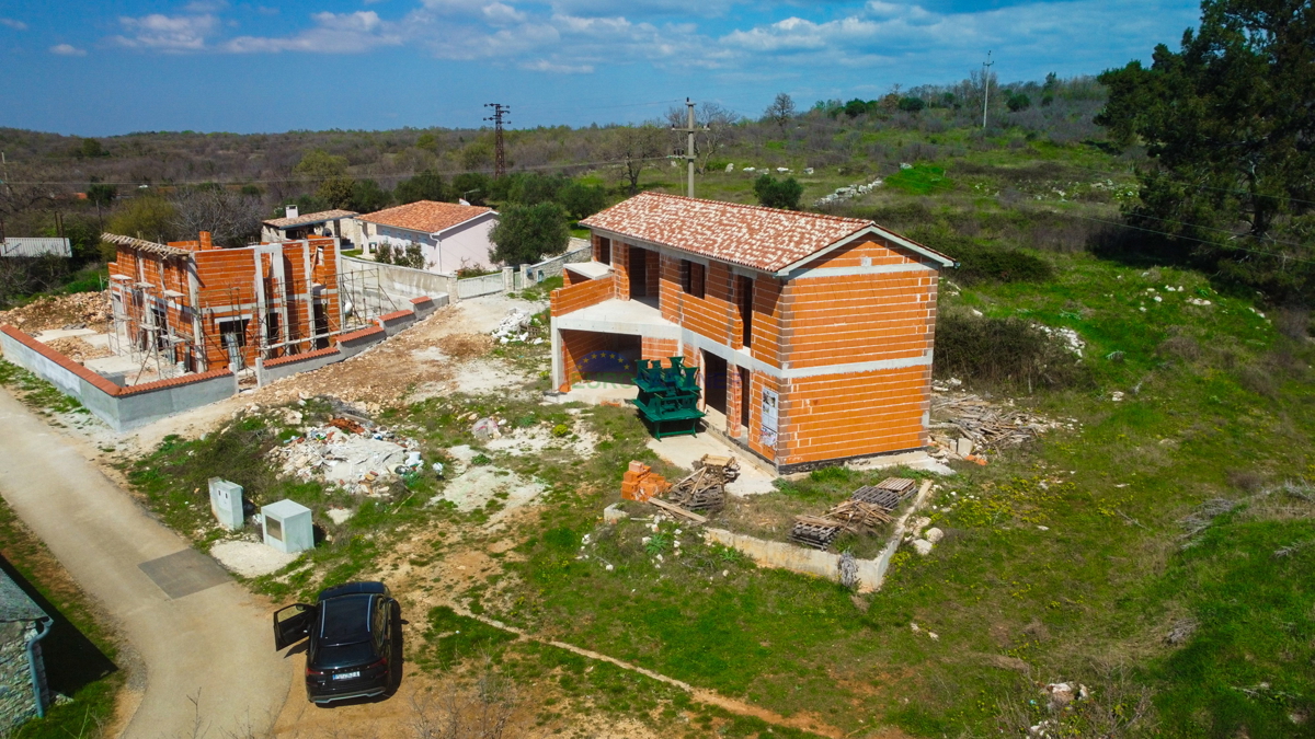 CASA IN FASE DI RUSTICO, periferia di Vrsar