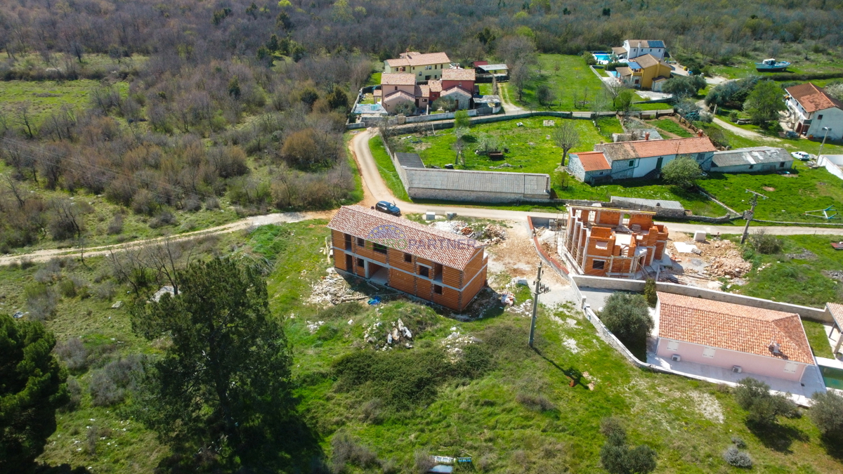 CASA IN FASE DI RUSTICO, periferia di Vrsar