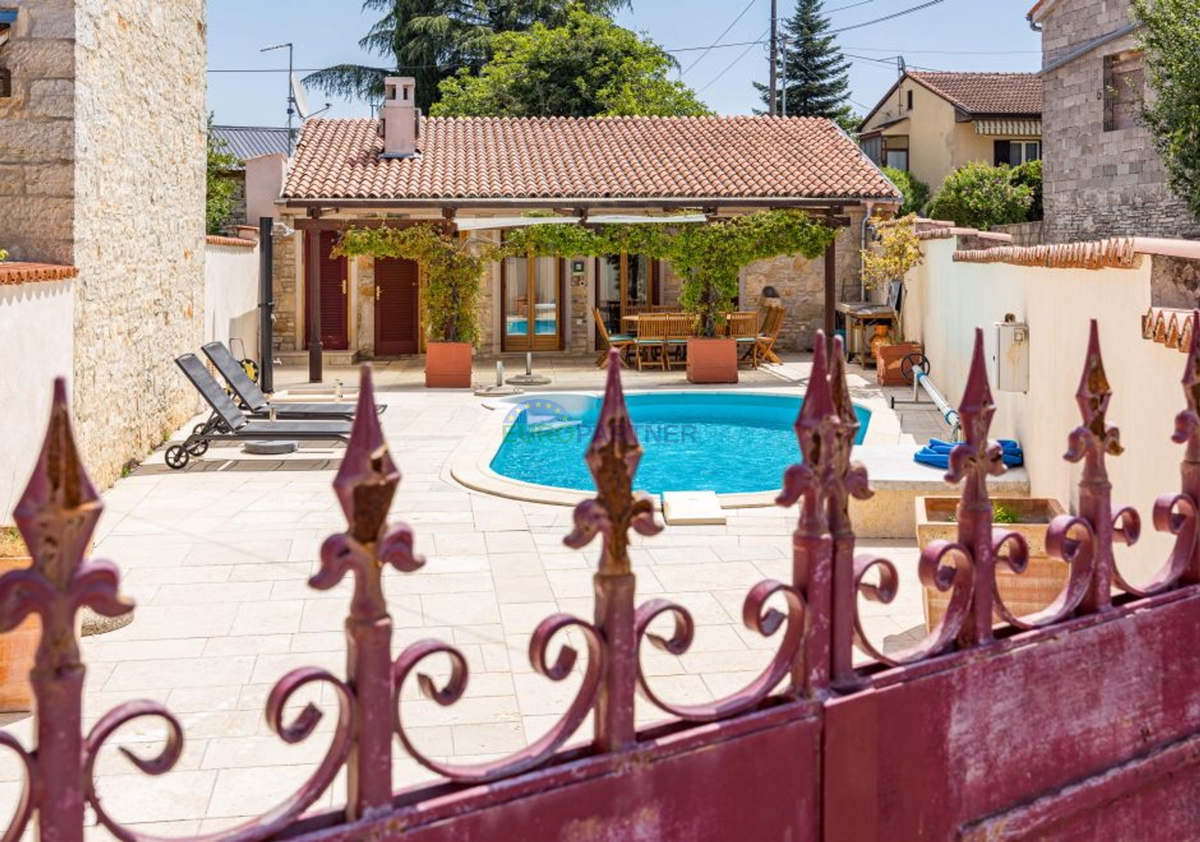 Istra, Kanfanar, casa in pietra con edificio aggiuntivo e piscina