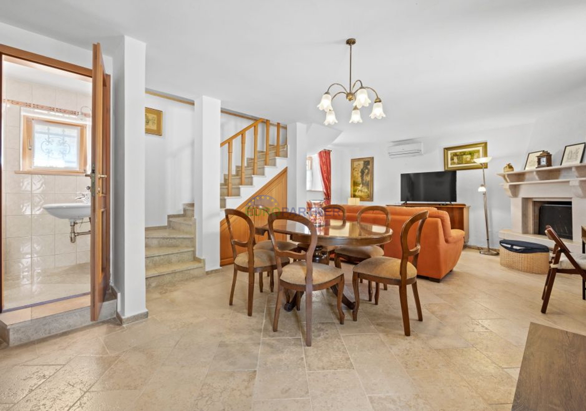 Istra, Kanfanar, casa in pietra con edificio aggiuntivo e piscina