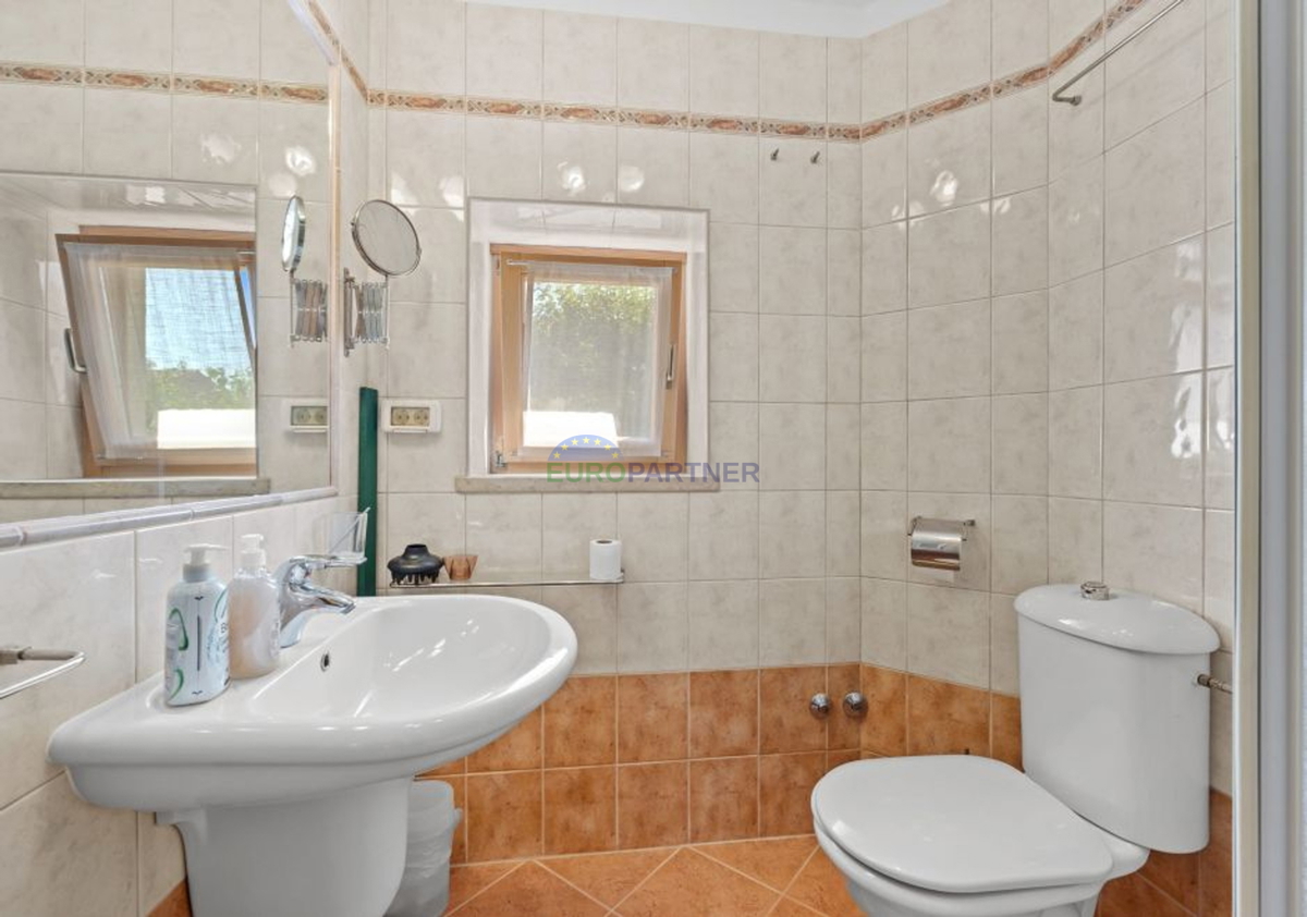 Istra, Kanfanar, casa in pietra con edificio aggiuntivo e piscina