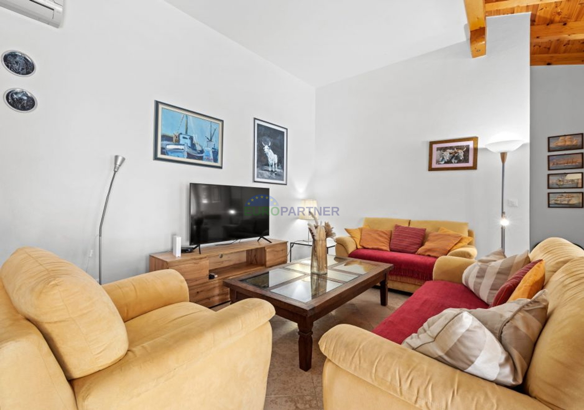 Istra, Kanfanar, casa in pietra con edificio aggiuntivo e piscina