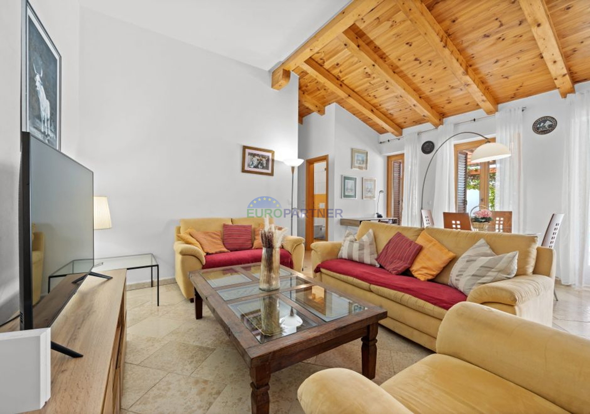 Istra, Kanfanar, casa in pietra con edificio aggiuntivo e piscina