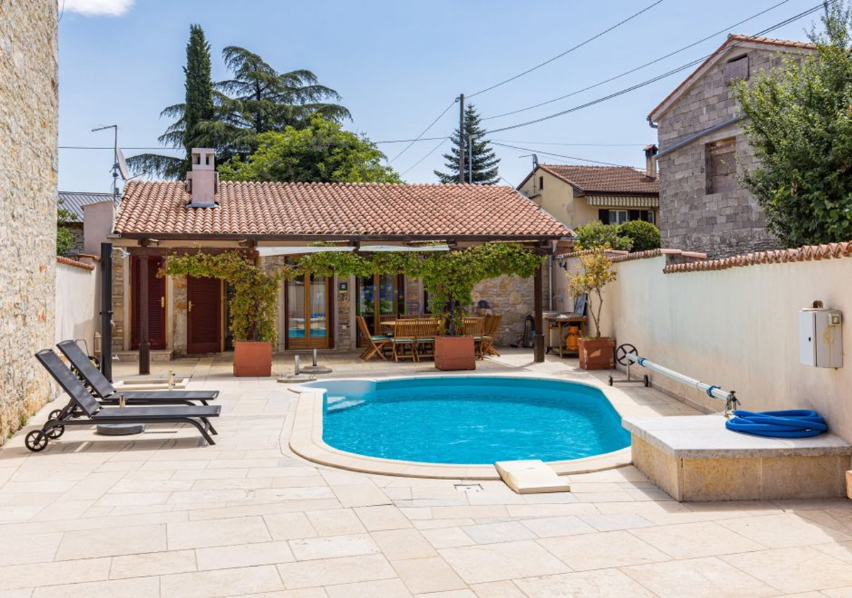 Istra, Kanfanar, casa in pietra con edificio aggiuntivo e piscina