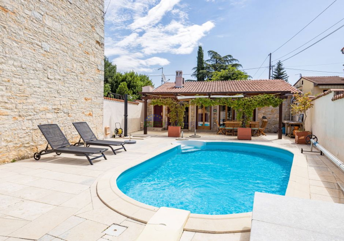 Istra, Kanfanar, casa in pietra con edificio aggiuntivo e piscina