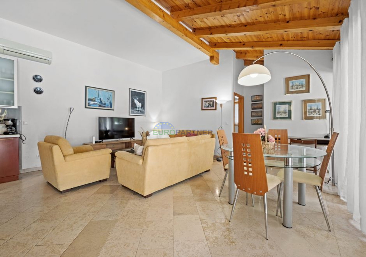 Istra, Kanfanar, casa in pietra con edificio aggiuntivo e piscina