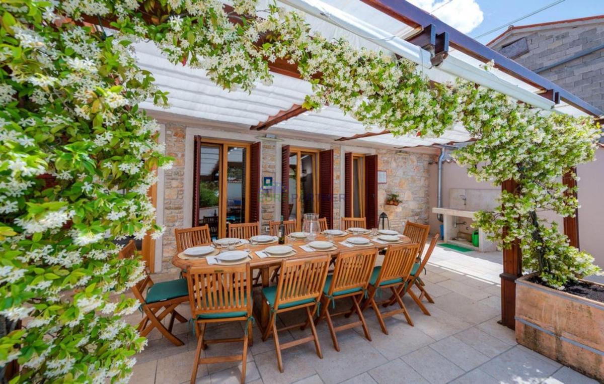 Istra, Kanfanar, casa in pietra con edificio aggiuntivo e piscina