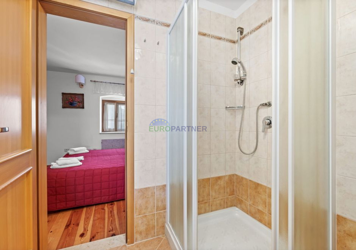 Istra, Kanfanar, casa in pietra con edificio aggiuntivo e piscina