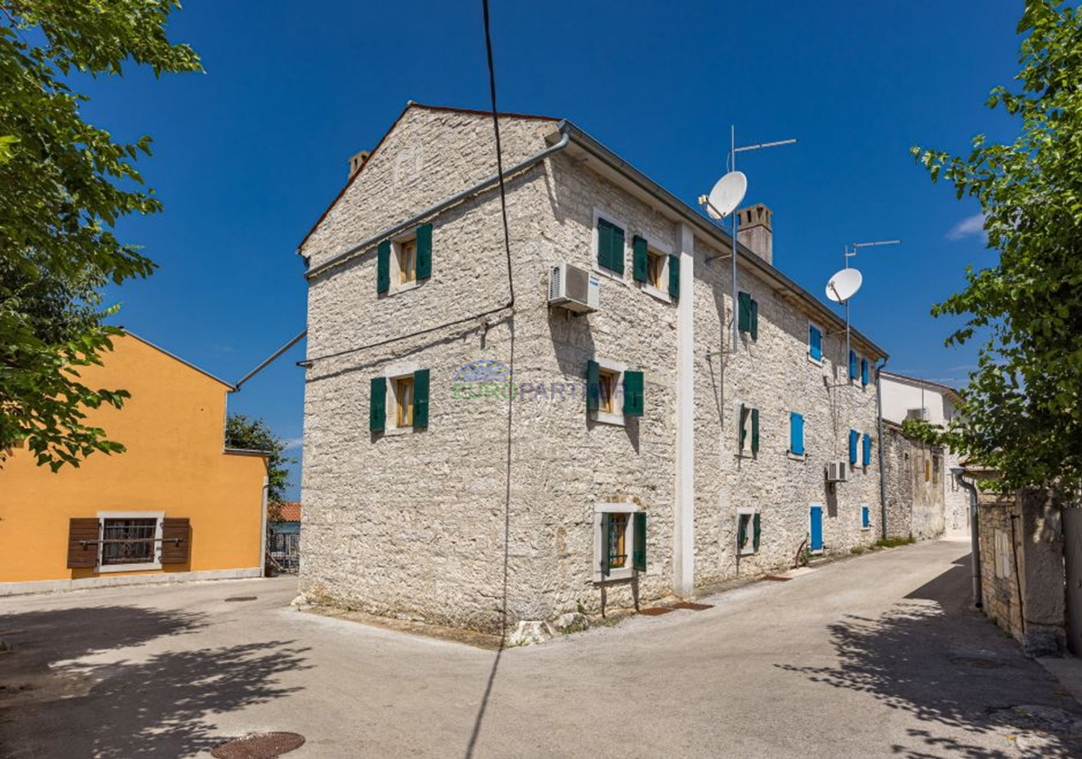 Istra, Kanfanar, casa in pietra con edificio aggiuntivo e piscina