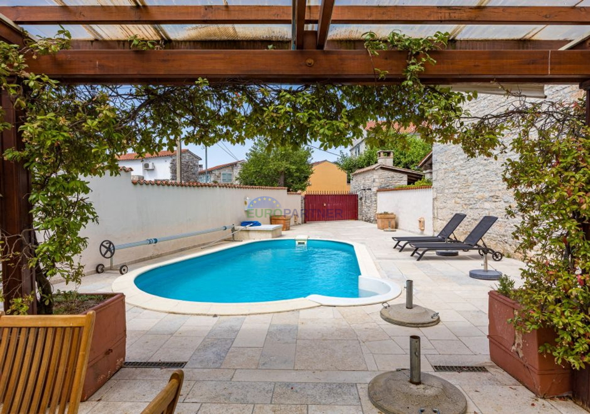 Istra, Kanfanar, casa in pietra con edificio aggiuntivo e piscina
