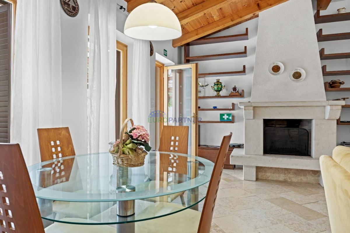 Istra, Kanfanar, casa in pietra con edificio aggiuntivo e piscina