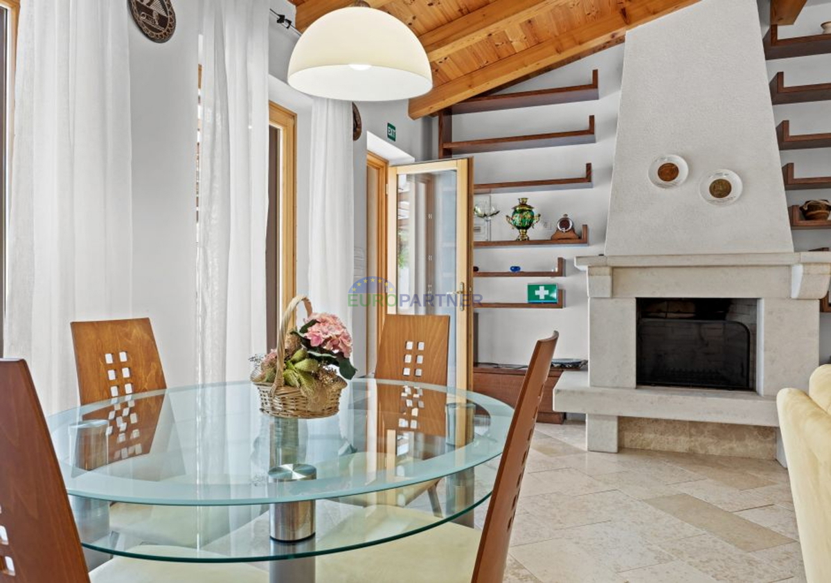 Istra, Kanfanar, casa in pietra con edificio aggiuntivo e piscina