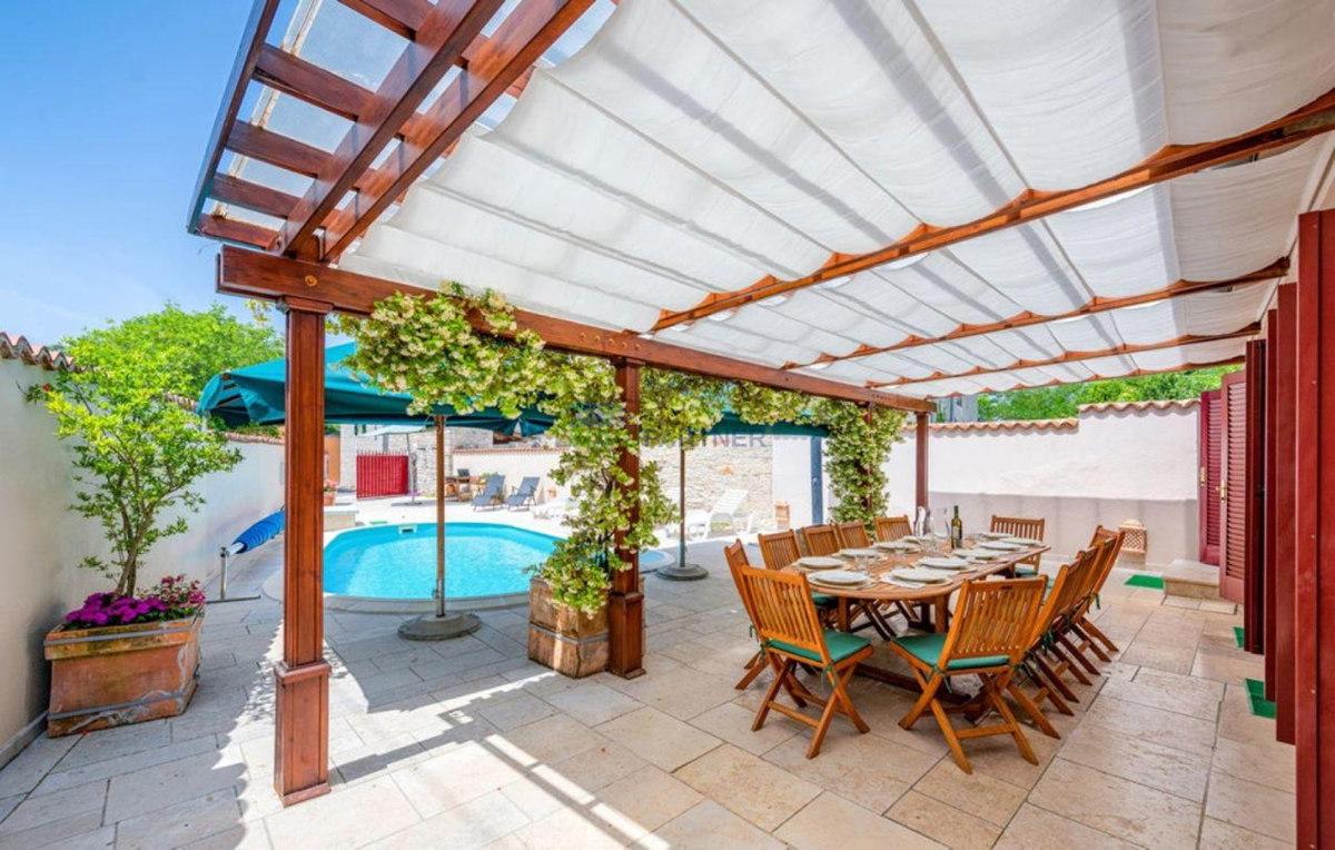 Istra, Kanfanar, casa in pietra con edificio aggiuntivo e piscina